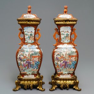 A pair of large Chinese ormolu-mounted famille rose 'mandarin' vases and covers, Qianlong — 照片 1