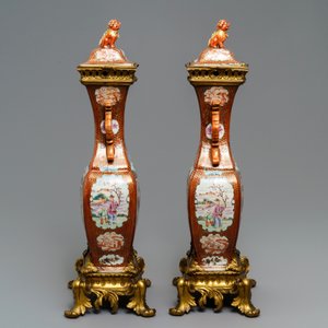 A pair of large Chinese ormolu-mounted famille rose 'mandarin' vases and covers, Qianlong — 照片 2