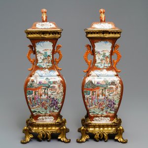 A pair of large Chinese ormolu-mounted famille rose 'mandarin' vases and covers, Qianlong — 照片 3