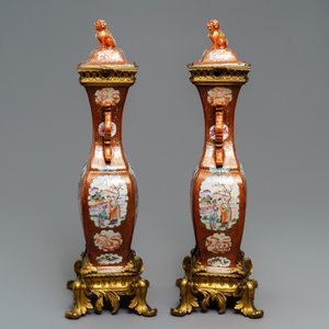 A pair of large Chinese ormolu-mounted famille rose 'mandarin' vases and covers, Qianlong — 照片 4