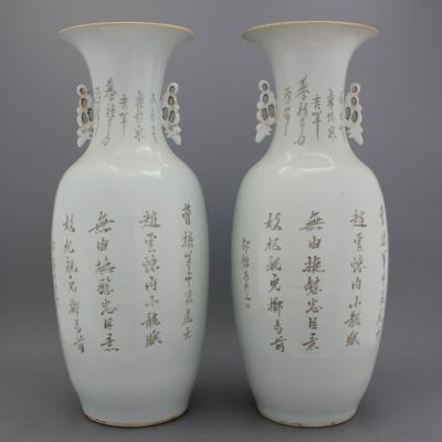 A pair of large Chinese porcelain famille rose vases with a historical scene, 19/20th C.