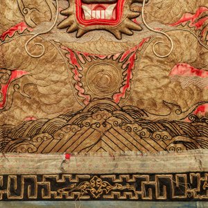A pair of large Chinese relief-embroidered silk 'dragon' panels, 19th C. — 照片 8
