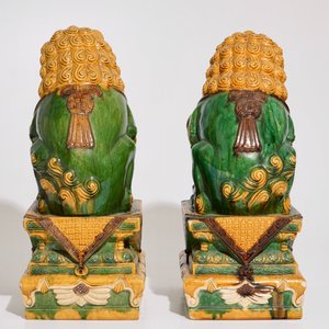 A pair of large Chinese sancai-glazed models of temple lions in Ming style, 20th C. — photo 3