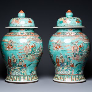 A pair of large Chinese turquoise-ground famille verte vases and covers, 19th C. — photo 1