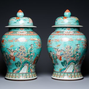 A pair of large Chinese turquoise-ground famille verte vases and covers, 19th C. — photo 2