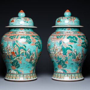 A pair of large Chinese turquoise-ground famille verte vases and covers, 19th C. — photo 4