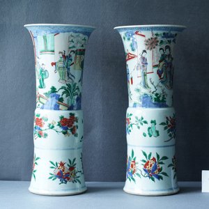 A pair of large Chinese wucai 'gu' vases, Transitional period — photo 42