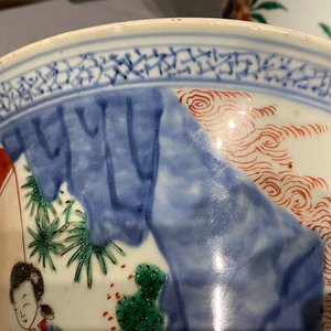 A pair of large Chinese wucai 'gu' vases, Transitional period — photo 8