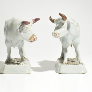 A pair of large cold-painted white Dutch Delft cows on bases, 18th C. — photo 3