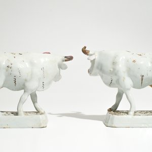 A pair of large cold-painted white Dutch Delft cows on bases, 18th C. — photo 4