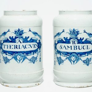 A pair of large Dutch Delft blue and white pharmacy jars, 18th C. — photo 1