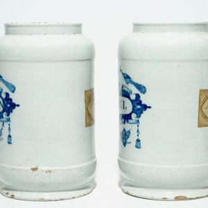 A pair of large Dutch Delft blue and white pharmacy jars, 18th C. — photo 2