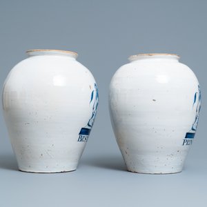 A pair of large Dutch Delft blue and white tobacco jars with the arms of Amsterdam, 18th C. — photo 2