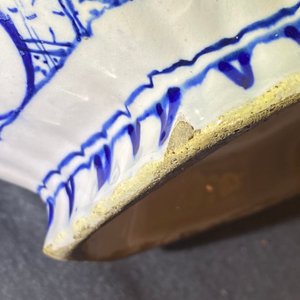 A pair of large Dutch Delft blue and white vases and covers, 18th C. — photo 11