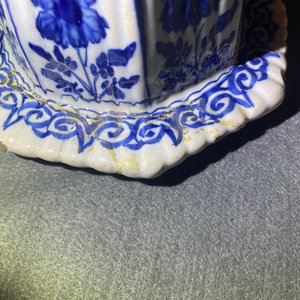 A pair of large Dutch Delft blue and white vases and covers, 18th C. — photo 12