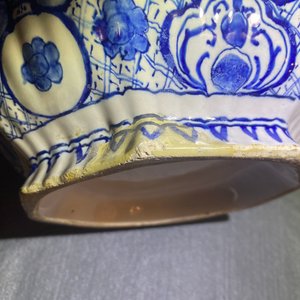 A pair of large Dutch Delft blue and white vases and covers, 18th C. — photo 15