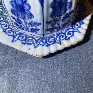 A pair of large Dutch Delft blue and white vases and covers, 18th C. — photo 16