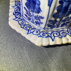 A pair of large Dutch Delft blue and white vases and covers, 18th C. — photo 17