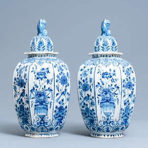 A pair of large Dutch Delft blue and white vases and covers, 18th C. — photo 2