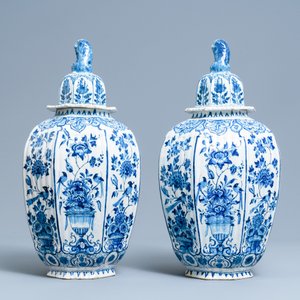 A pair of large Dutch Delft blue and white vases and covers, 18th C. — photo 4