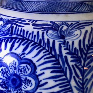 A pair of large Dutch Delft blue and white vases and covers, 18th C. — 照片 11