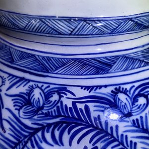 A pair of large Dutch Delft blue and white vases and covers, 18th C. — 照片 15