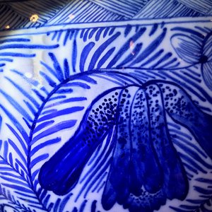 A pair of large Dutch Delft blue and white vases and covers, 18th C. — 照片 20