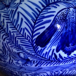 A pair of large Dutch Delft blue and white vases and covers, 18th C. — 照片 21