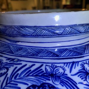 A pair of large Dutch Delft blue and white vases and covers, 18th C. — 照片 25