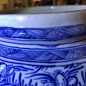 A pair of large Dutch Delft blue and white vases and covers, 18th C. — 照片 26