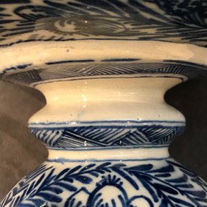 A pair of large Dutch Delft blue and white vases and covers, 18th C. — 照片 30