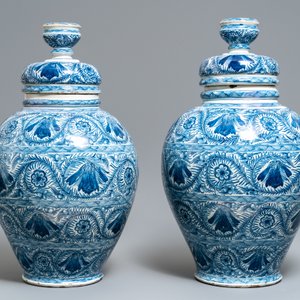 A pair of large Dutch Delft blue and white vases and covers, 18th C. — 照片 3