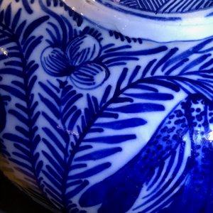 A pair of large Dutch Delft blue and white vases and covers, 18th C. — 照片 36