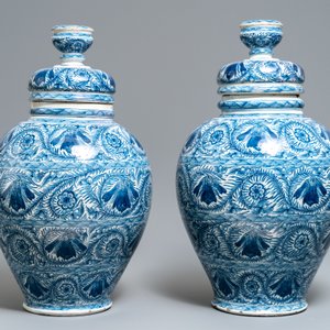 A pair of large Dutch Delft blue and white vases and covers, 18th C. — 照片 4
