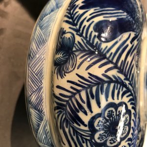 A pair of large Dutch Delft blue and white vases and covers, 18th C. — 照片 43