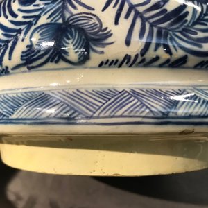 A pair of large Dutch Delft blue and white vases and covers, 18th C. — 照片 44