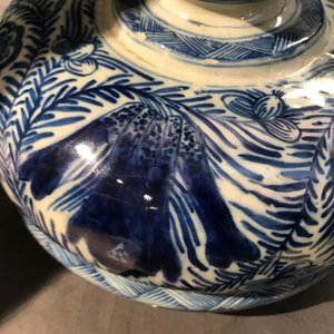 A pair of large Dutch Delft blue and white vases and covers, 18th C. — 照片 47