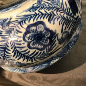 A pair of large Dutch Delft blue and white vases and covers, 18th C. — 照片 48