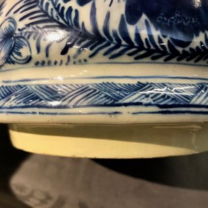 A pair of large Dutch Delft blue and white vases and covers, 18th C. — 照片 50