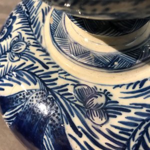 A pair of large Dutch Delft blue and white vases and covers, 18th C. — 照片 51