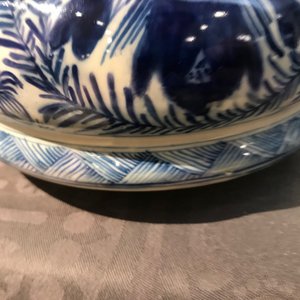 A pair of large Dutch Delft blue and white vases and covers, 18th C. — 照片 53