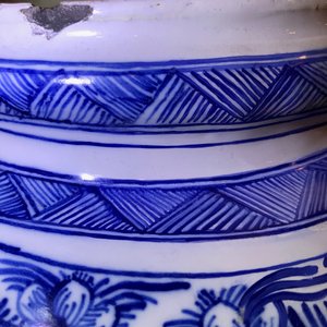 A pair of large Dutch Delft blue and white vases and covers, 18th C. — 照片 8