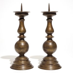 A pair of large Flemish bronze pricket candlesticks, 17th C. — 照片 1