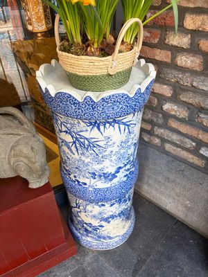 A pair of large Japanese blue and white stands, Keisa 瀬戸圭左製 and Yamakei 山圭制 marks, 19/20th C. — 照片 1