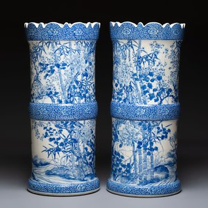A pair of large Japanese blue and white stands, Keisa 瀬戸圭左製 and Yamakei 山圭制 marks, 19/20th C. — 照片 1