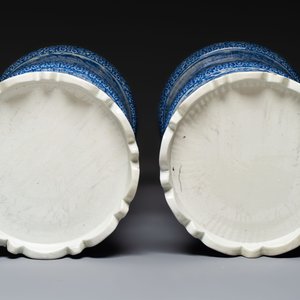 A pair of large Japanese blue and white stands, Keisa 瀬戸圭左製 and Yamakei 山圭制 marks, 19/20th C. — 照片 6