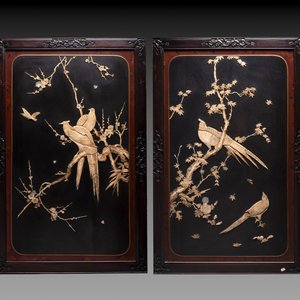 A pair of large Japanese bone-inlaid lacquered wooden panels with birds among flowering branches, 19/20th C. — photo 1
