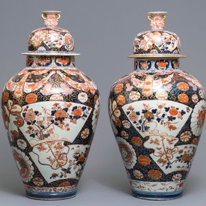 A pair of large Japanese Imari vases and covers, Edo, 17/18th C. — 照片 1
