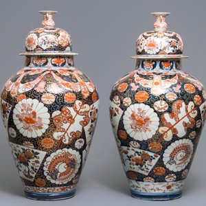A pair of large Japanese Imari vases and covers, Edo, 17/18th C. — 照片 2