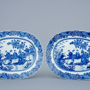 A pair of large oval blue and white Chinese dishes with ladies in a garden, Qianlong, 18th C. — photo 1
